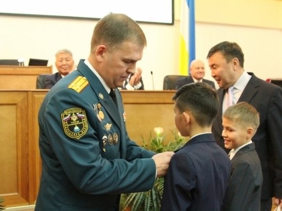 В Улан-Удэ наградили школьников-спасателей