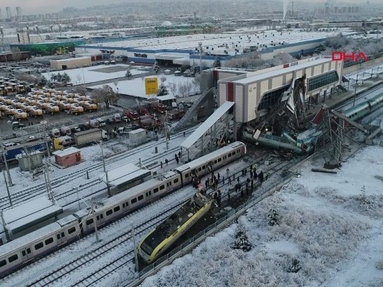 При крушении поезда в Анкаре 4 человека погибли, 43 ранены