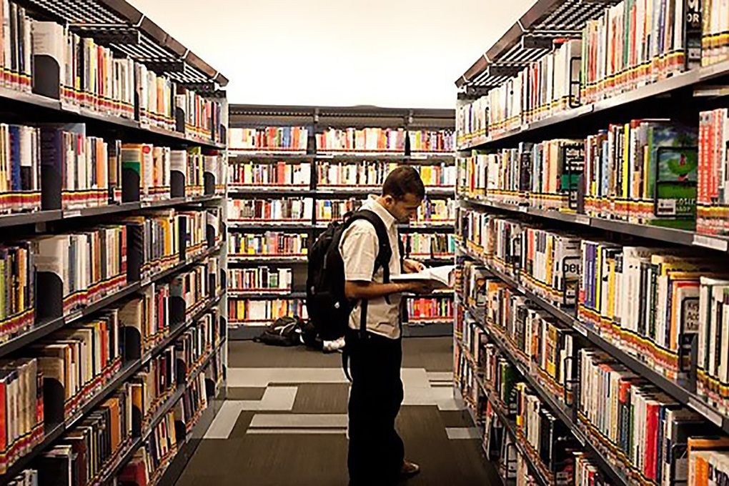Библиотека центр духовный. Люди в книжном магазине. Библиотека. Изображение библиотеки. Книжный человек.