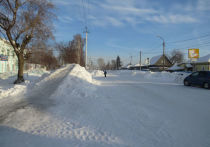 Топкинские дорожные инспекторы заметили около школы № 9 на улице Калинина снежную горку, которая была расположена вблизи проезжей части