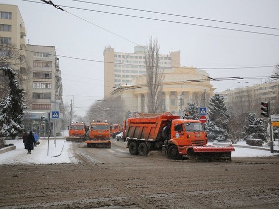 В непогоду трассы Волгоградской области чистят 200 спецмашин