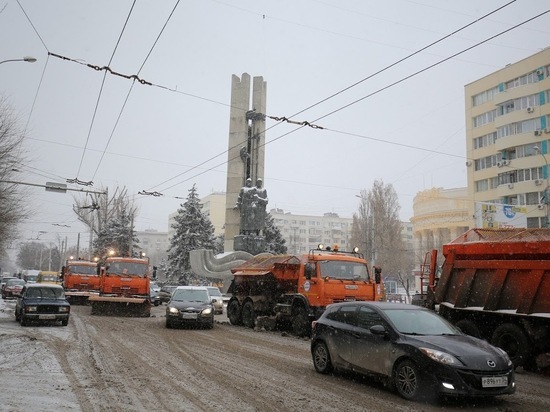 В расчистке дорог Волгограда заняты 80 единиц спецтехники