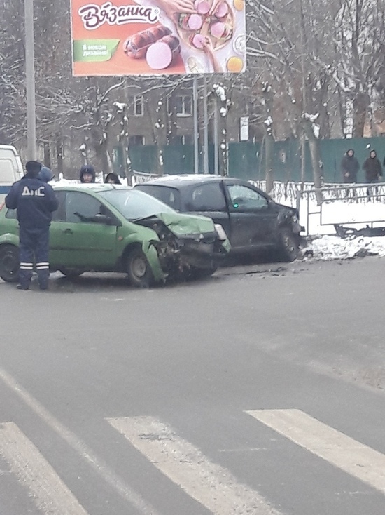Гиблое место: в Иванове на Ташкентской столкнулись две иномарки
