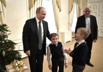 Владимир Путин поинтересовался у мальчика, насколько ему понравился полет на вертолете над Петербургом