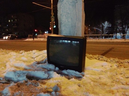 У столба на севере Волгограда «поселился» старый телевизор