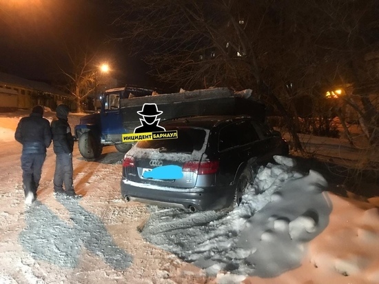 Дорогая иномарка и грузовик столкнулись в Барнауле