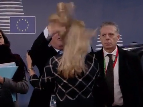 Жан-Клод Юнкер потрепал чиновницу ЕС за волосы