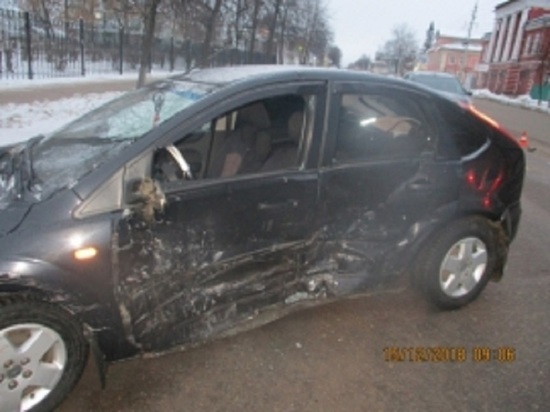 В Угличе столкнулись «Форд» и «ВАЗ», два человека пострадало