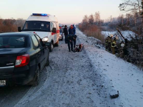 При столкновении машины с деревом на Урале погиб водитель