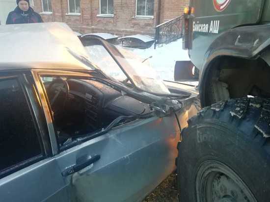 КАМАЗ из автошколы раздавил легковушку в Бийске