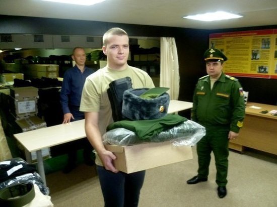 Волгоградским военным выдают несессеры с гелями для рук и помадой