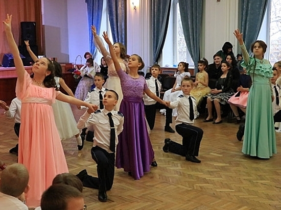 В Феодосии провели первый кадетский бал В Феодосии провели первый кадетский бал