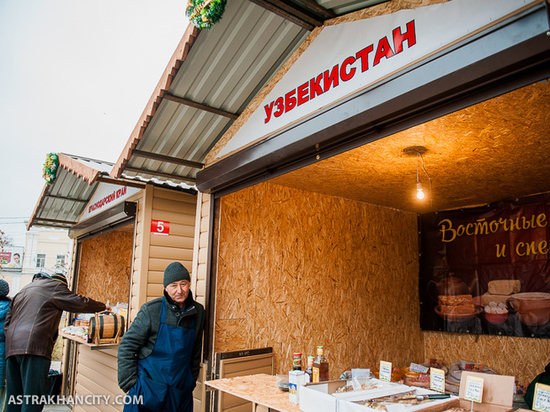 В Астрахани у Ленина установили ларьки