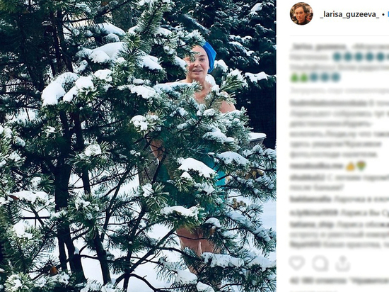 Гузеева опубликовала полуобнаженное фото с елочкой