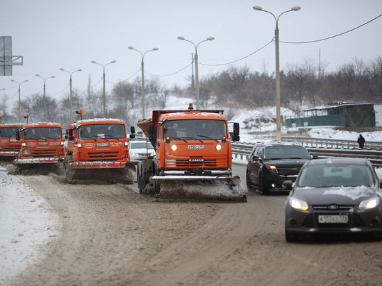 На дорогах Волгоградской области убирают снег более 200 спецмашин