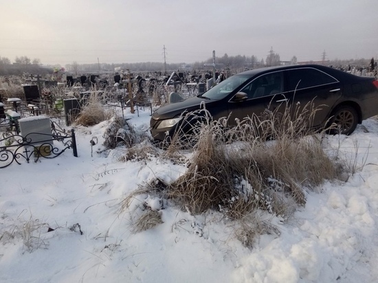 Подробности пьяного ДТП: в Ярославле по кладбищу на «Тойоте» гоняли могильщики