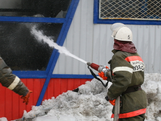 В Кемерове из горевшего на Ленинградском дома эвакуировались двадцать человек