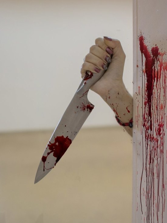 Женщина насмерть изрезала сожителя ножом  за то, что он назвал ее чужим именем