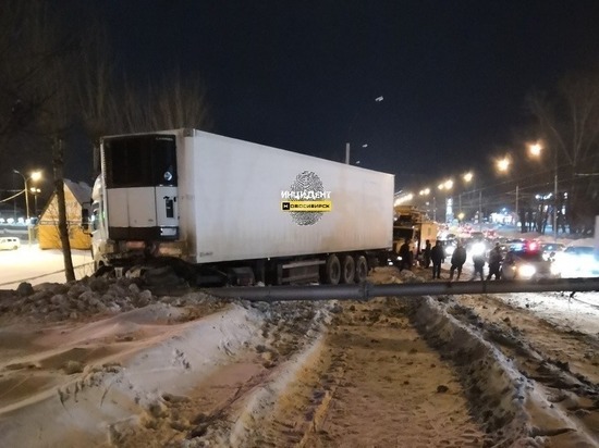 В Новосибирске грузовик снес опору освещения