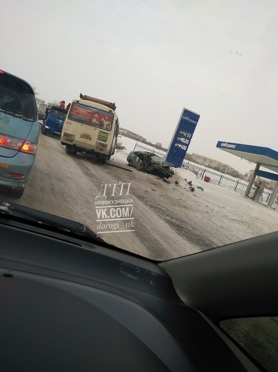 В Новокузнецке легковой автомобиль смяло от столкновения с автобусом ПАЗ