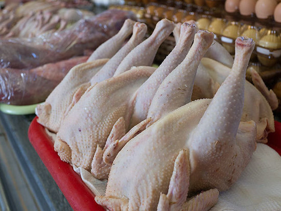 Казахстанские производители куриного мяса оказались перед нелегкой дилеммой — либо поднимать цену на свою продукцию, либо и вовсе ее не выпускать
