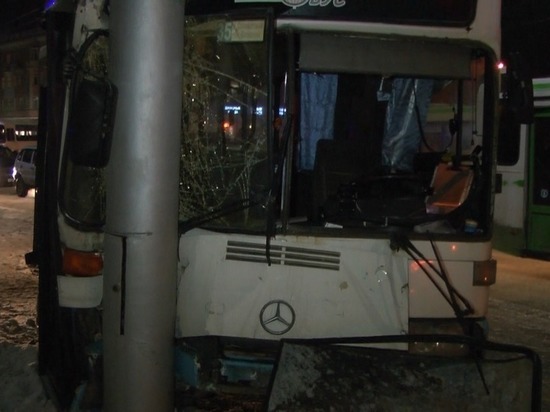 Автобусом во время ДТП в Барнауле управлял неопытный водитель