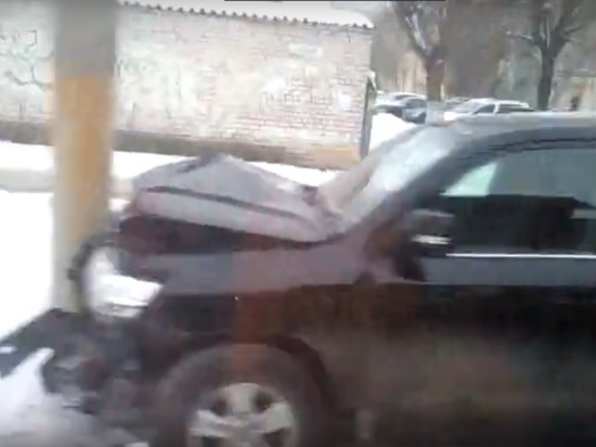 Крутой замес: в центре Иваново столкнулись «Тойота Ленд Крузер», Хендай и "Ниссан"