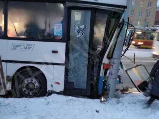 ДТП с автобусом: 20 человек пострадали, четверо остаются в больнице
