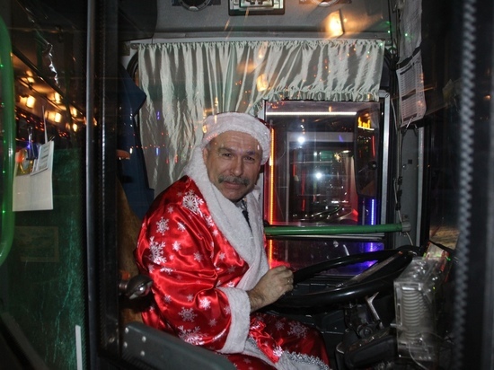 Деды Морозы сели за руль новогодних автобусов в столице Ямала