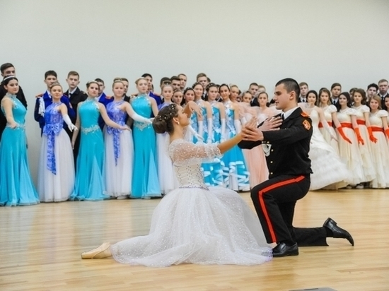 Традиционный бал кадетов прошел в детско-юношеском центре в Волгограде