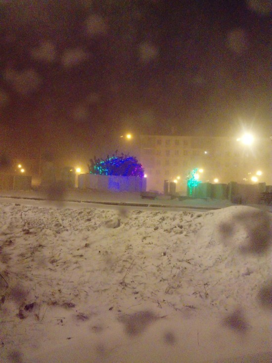 Штормовой ветер сдул новогоднюю ёлку на площади в ямальском посёлке