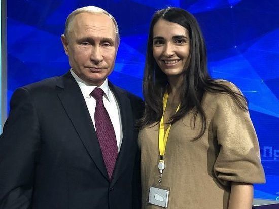 Журналистка из Бурятии сфотографировалсь с Путиным на пресс-конференции