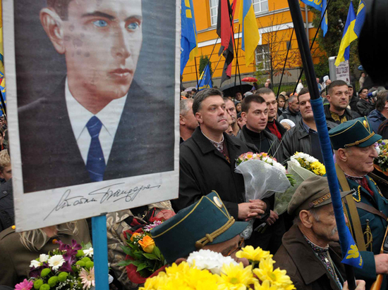 День рождения лидера украинских националистов сразу после новогоднего стола 1 января сделали в Незалежной национальным праздником