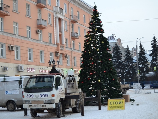 В Иванове на площади Ленина установили новую елку - традиционную