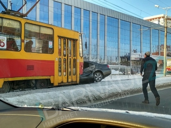 Трамвай протащил легковушку по путям в Барнауле
