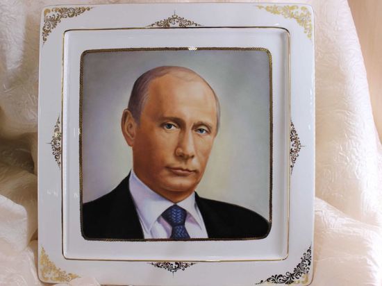 Едва не обанкротившийся уральский завод предлагает тарелки с Путиным на 32 тысячи рублей