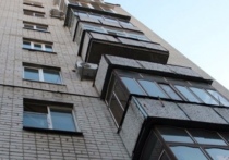 Жительница Москвы выжила после падения с балкона 8 этажа после ссоры, сообщает РЕН ТВ