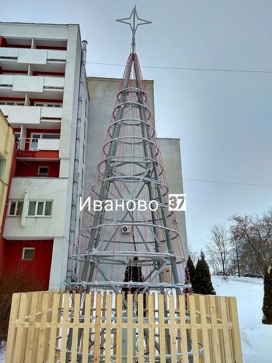 Авангардную ёлку с площади Ленина в Иванове установили у гостиницы «Турист»