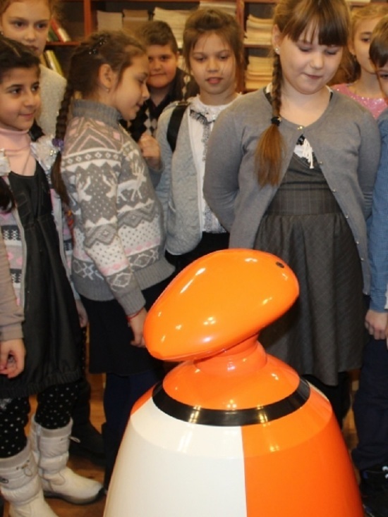 В Иванове дети придумывают имя библиотечному роботу-экскурсоводу