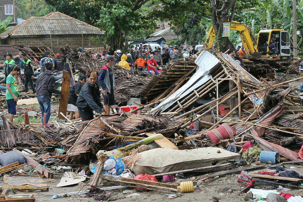 Разрушительное цунами накрыло Индонезию: фото страшных последствий