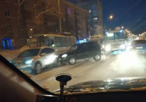 Вечером в понедельник, 24 декабря, в кузбасской столице, на участке проспекта Химиков от бульвара Строителей до улицы Ворошилова случилось ДТП, в результате которого повреждения получили две иномарки, маршрутное такси и троллейбус, передает VSE42