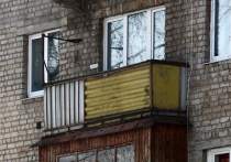В пылу пьяной ссоры женщина вытолкала приятельницу с балкона 8-го этажа на юге Москвы