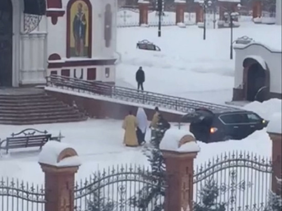 Жители Новокузнецка заинтересовались дорогой иномаркой священника