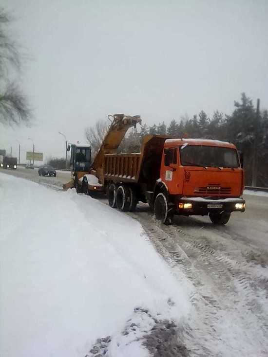 В Воронеже коммунальщики продолжают чистить улицы от снега