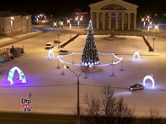 В Петрозаводске установили водителя, который сбил новогоднее украшение на площади Кирова