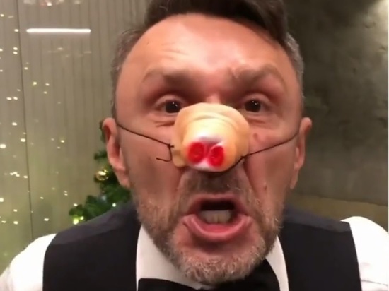Шнуров надел маску свиньи и спел про Новый год