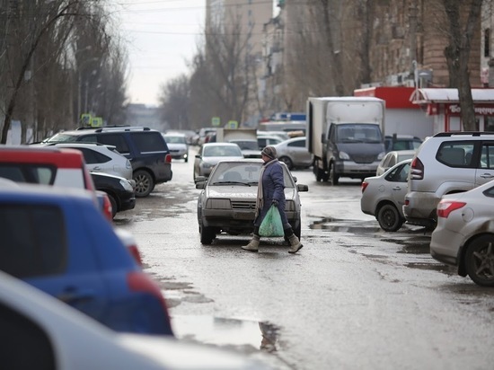 В Волгограде ВАЗ сбил переходившую дорогу 54-летнюю женщину