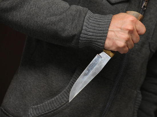  В Тамбове мужчина несколько раз ударил ножом супругу в магазине на глазах покупателей