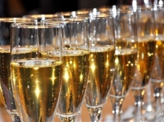 Высококачественное отечественное любимое россиянами на Новый год игристое вино должно стоить на прилавках магазинов не меньше 300 рублей