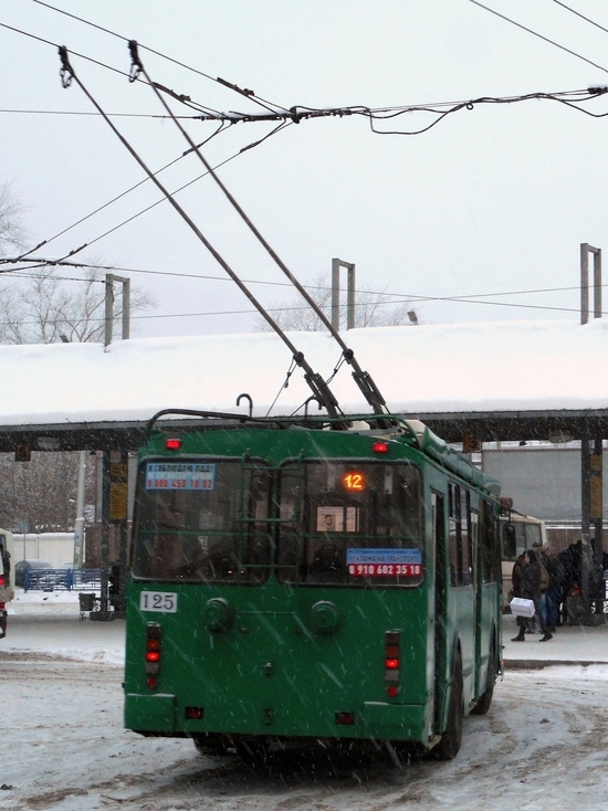 Троллейбус едва не загорелся, двигаясь с людьми по маршруту в Калуге